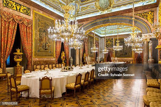 madrid, dining room in royal palace - koninklijk paleis van madrid stockfoto's en -beelden