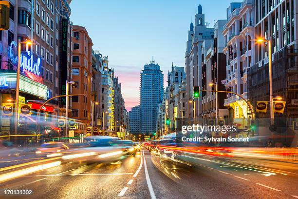 madrid, gran via at dusk - traffic light city stockfoto's en -beelden