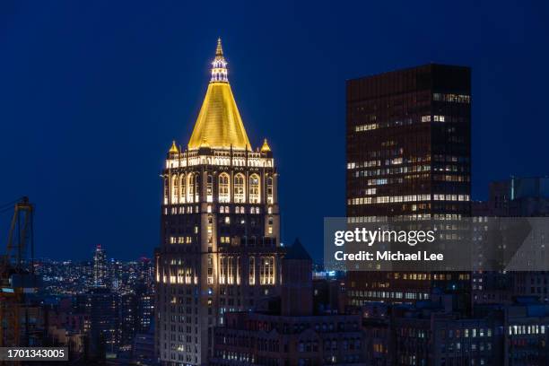 night view of new york life building - new york life building stock-fotos und bilder