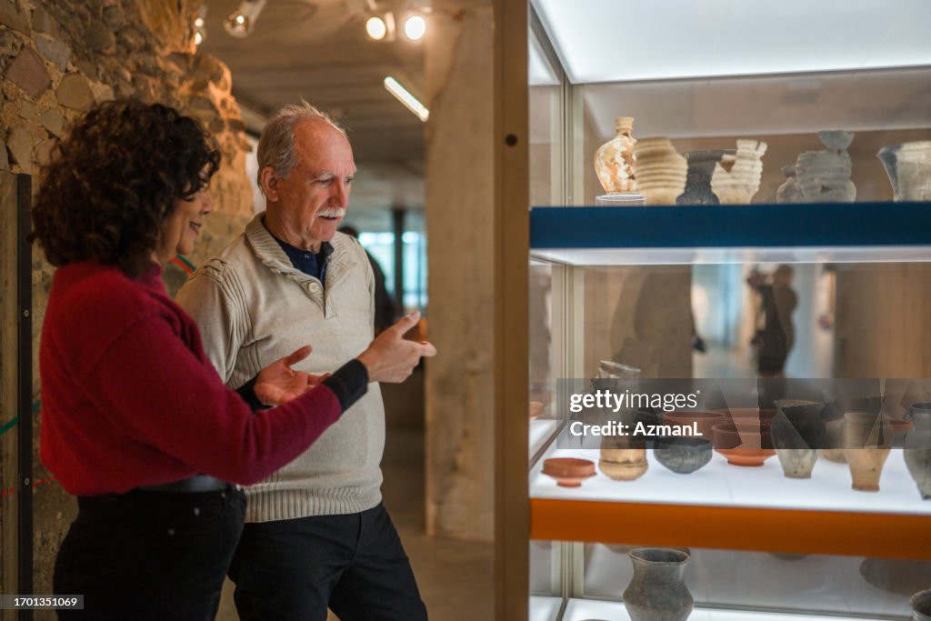 Curator Sample Pots Museum Curators Setting Up A Display Of Pottery High-Res Stock Photo ...