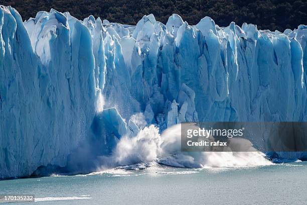 glacier perito moreno, patagonia - collapsing stock-fotos und bilder