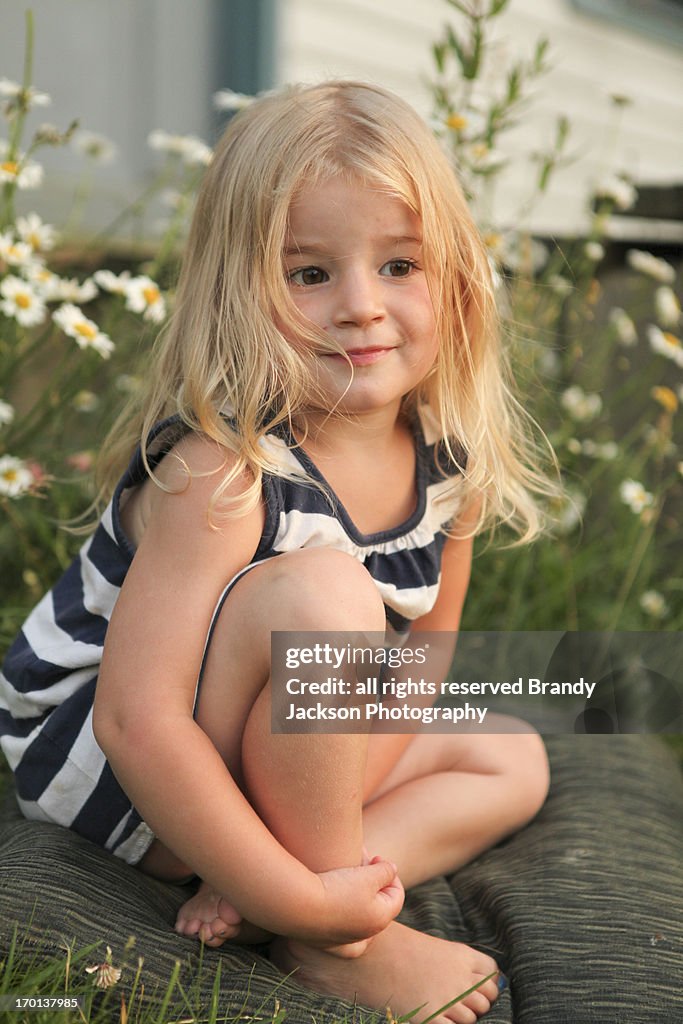 Little girl with daisies