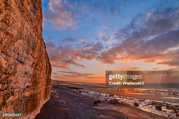 chalk cliffs near coastline at sunset under cloudy sky - haute normandie 個照片及圖片檔