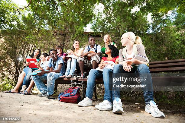 grupo de amigos de adolescente sentado no banco. - large group in park imagens e fotografias de stock