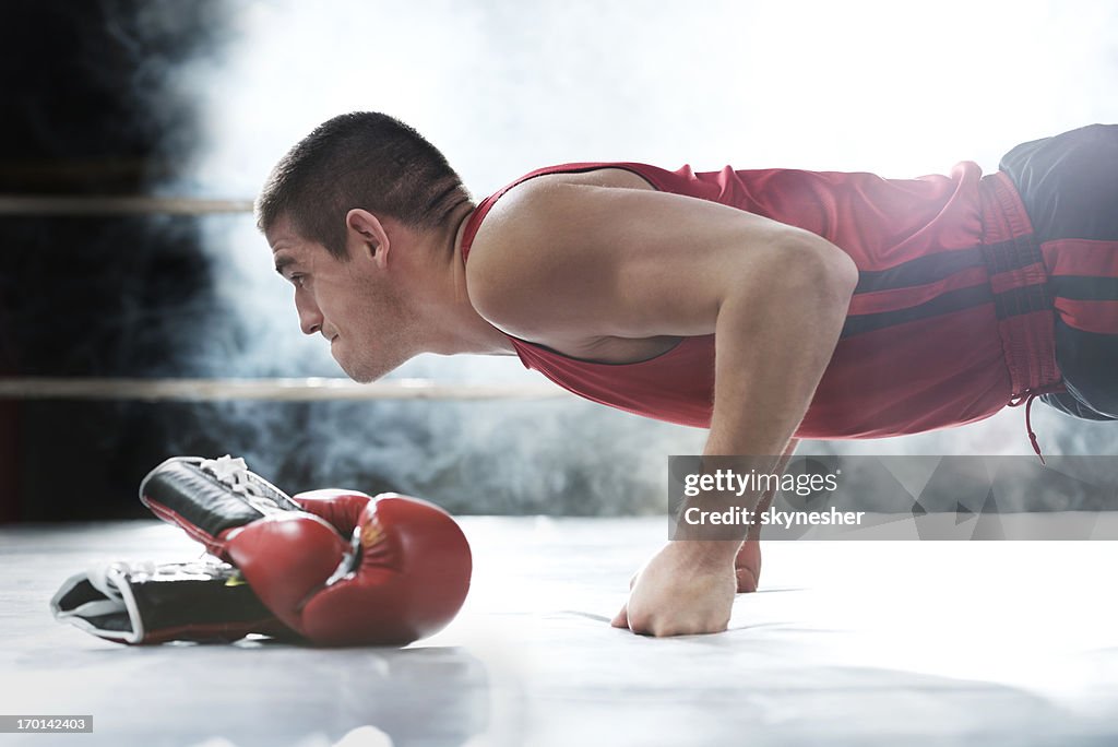 Boxeador fazendo Flexão de Braço.