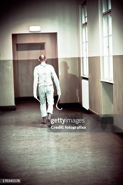 psychopath en una chaqueta recto - dispositivo de control fotografías e imágenes de stock