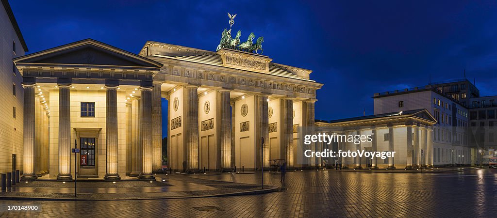 Berlin Brandenburg Gate emblématique panorama éclairée au crépuscule, Allemagne