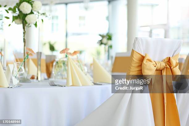 recepção de casamento balroom hall com elegante configuração de tabela - wedding table setting imagens e fotografias de stock