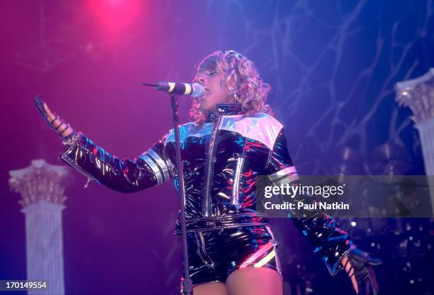 American R&B and pop singer Mary J. Blige performs onstage at the Rosemont Horizon theater, Rosemont, Illinois, October 13, 1995.