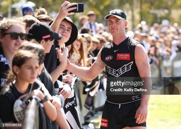 Tom Mitchell of the Magpies thanks fans during a Collingwood Magpies AFL training session at AIA Centre on September 26, 2023 in Melbourne, Australia.