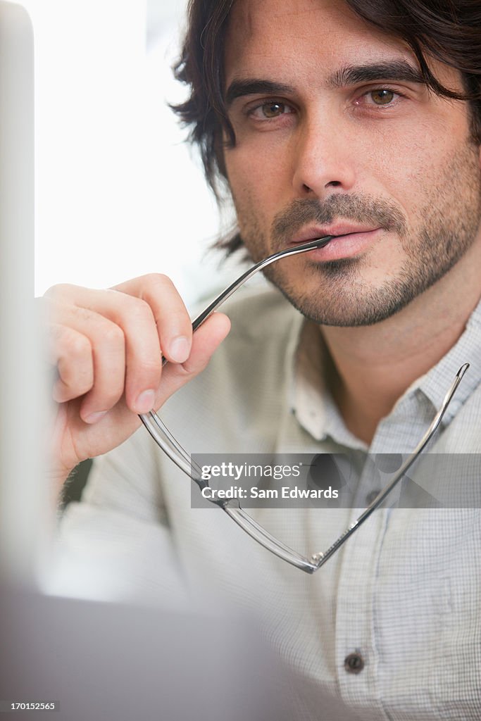 Retrato de hombre de negocios sosteniendo gafas