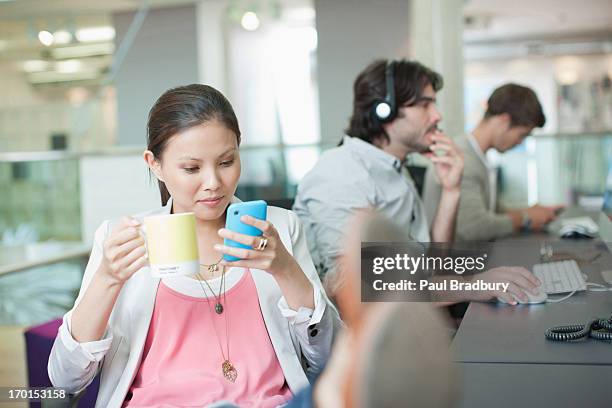 empresaria bebiendo café y mensajes de texto con - perder el tiempo fotografías e imágenes de stock