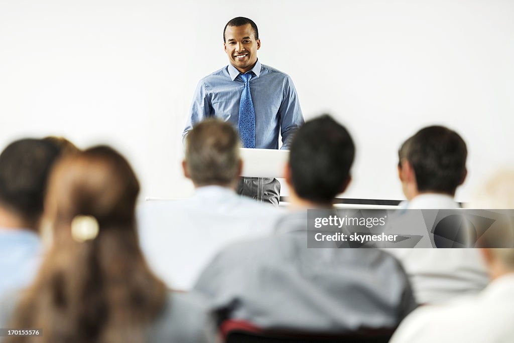 Afro-amerikanischer Mann, eine öffentliche Rede.