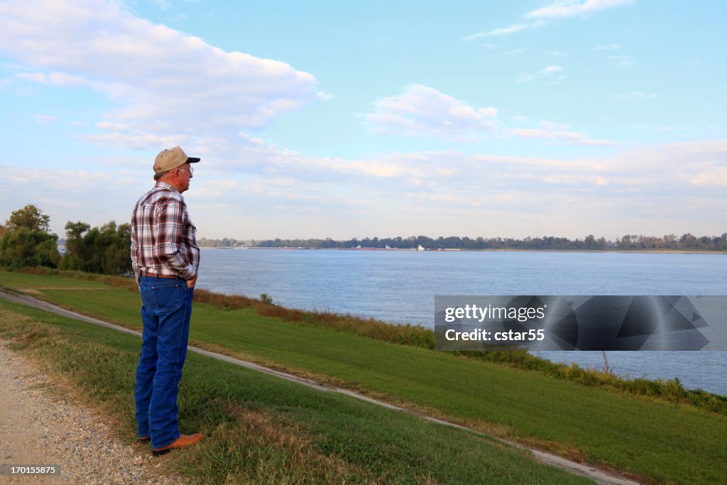 Älterer Mann, Blick auf den Mississippi