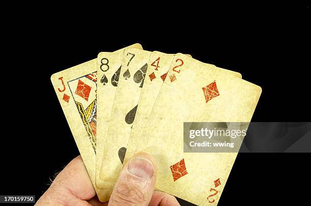 mão de cartas de poker. a perder - cartas na mão imagens e fotografias de stock