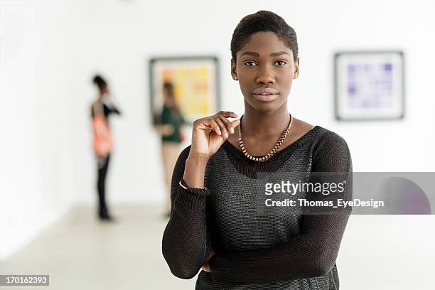 portrait black female of artist - owner stand stockfoto's en -beelden