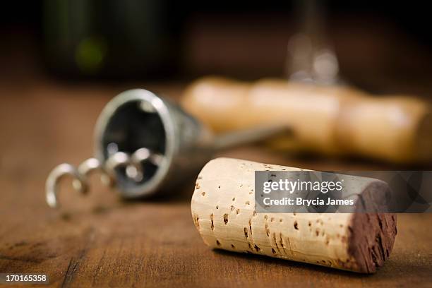 wein korken, corkscrew, in weinglas, flasche horizontal - weinkorken stock-fotos und bilder