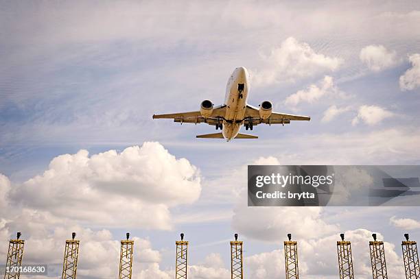 airplane approaching runway with landing lights , brussels airport, steenokkerzeel, belgium. - zaventem stockfoto's en -beelden