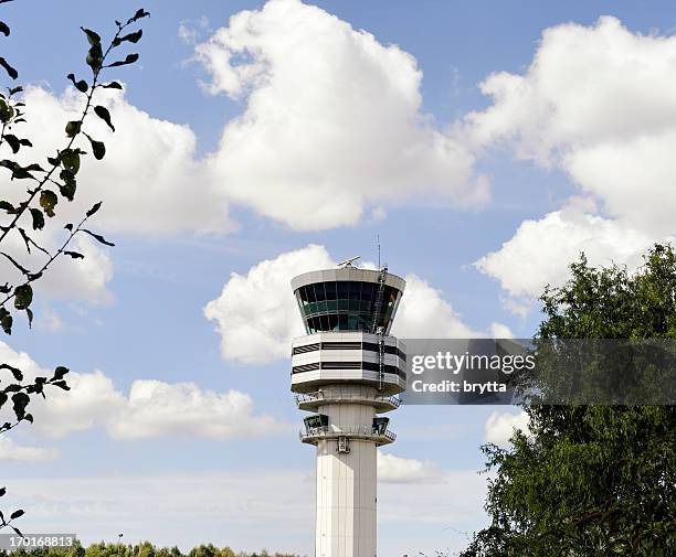 air traffic control tower am flughafen brüssel, belgien - zaventem stock-fotos und bilder