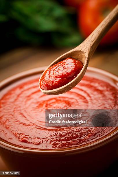 salsa di pomodoro - cucchiaio foto e immagini stock