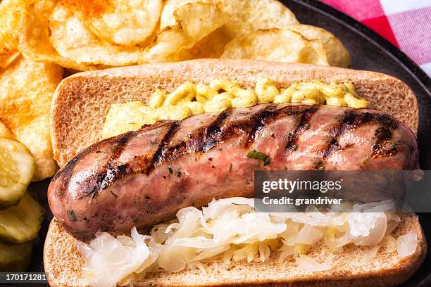 bratwurst com mostarda e saurkraut - salsicha imagens e fotografias de stock