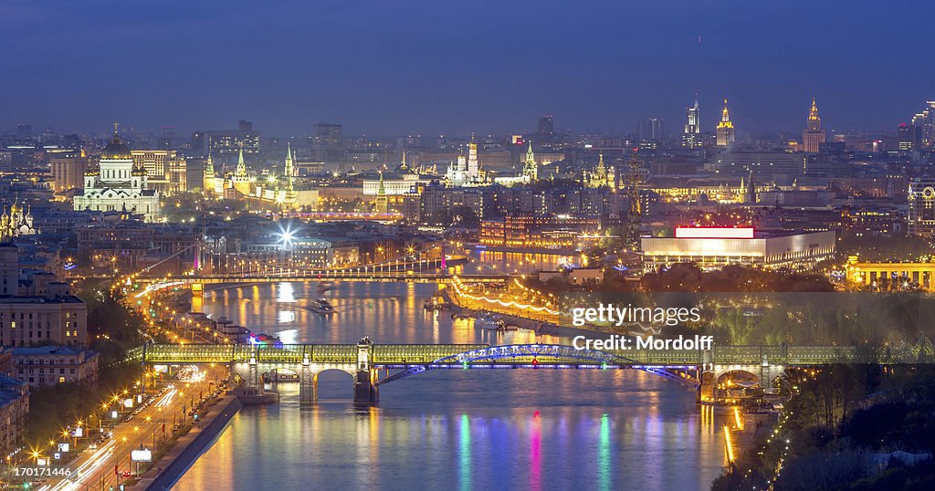 Tipico di Mosca city skyline con illuminazione notturna