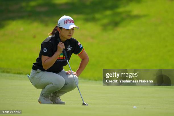 Momo Yoshikawa of Japan lines up a putt on the 6th green during the first round of Sky Ladies ABC Cup at ABC Golf Club on September 26, 2023 in Kato,...