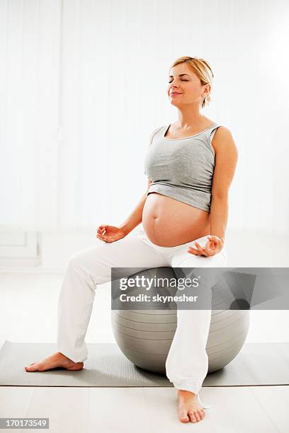 hermosa mujer embarazada haciendo ejercicios. - yoga ball fotografías e imágenes de stock