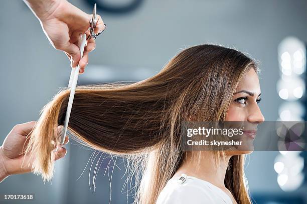 junge frau bei der friseur. - coiffeur stock-fotos und bilder