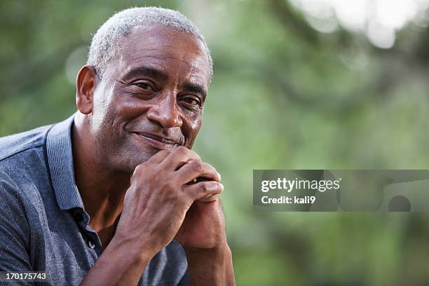 senior hombre afroamericano - un solo hombre mayor fotografías e imágenes de stock