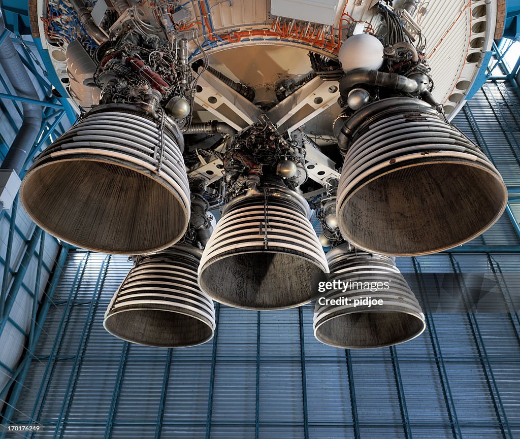 Saturn 5 Foguete motor e tubos de escape
