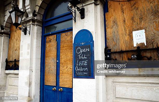 derelict pub - close stockfoto's en -beelden