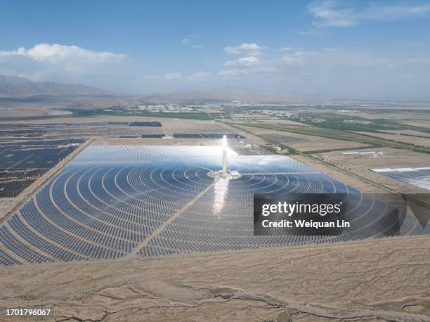 harnessing sunlight's power: concentrated solar thermal energy - 全景 stock pictures, royalty-free photos & images