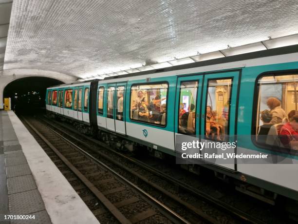 paris métro train - metro photos et images de collection