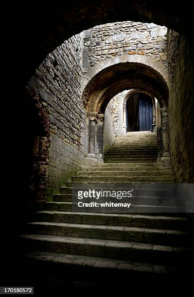 de porta medieval escadaria e arcos - keep imagens e fotografias de stock