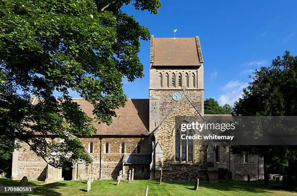 iglesia de st lawrence, castillo de aumento - castle rising fotografías e imágenes de stock