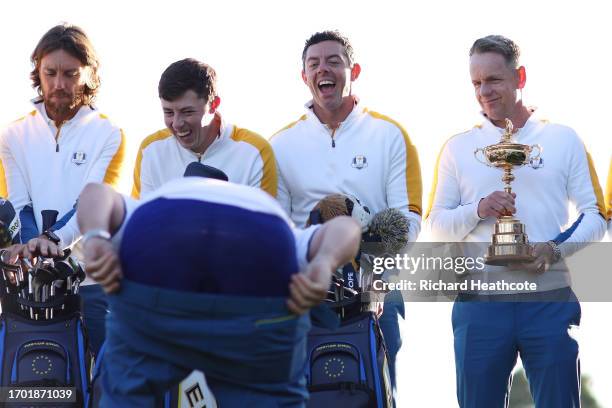 Caddie of Matt Fitzpatrick of Team Europe, Billy Foster pulls down his trousers as Matt Fitzpatrick and Rory McIlroy of Team Europe laugh during the...