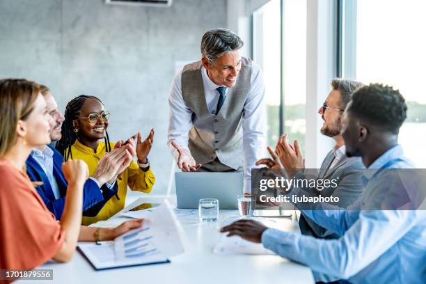 teamwork, zusammenarbeit und geschäftsleute auf dem laptop mit f�ührungskräften, die ideen im büro brainstormen. - brainstormen stock-fotos und bilder