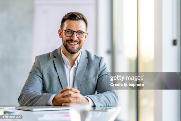 successful businessman looking at camera with confidence - affärsman bildbanksfoton och bilder
