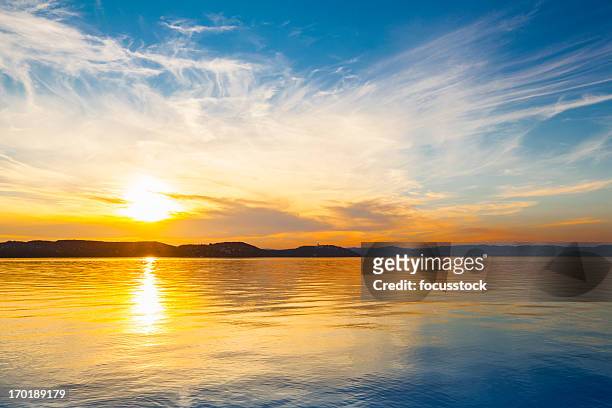 pôr do sol sobre a água - lake superior - fotografias e filmes do acervo