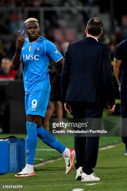 Victor Osimhen of SSC Napoli argues with Rudy Garcia head coach of SSC Napoli during the Serie A football match between Bologna FC and SSC Napoli at...