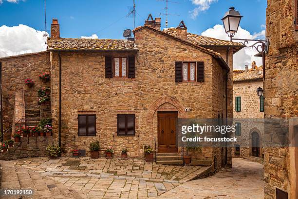 villaggio toscana, italia - village foto e immagini stock