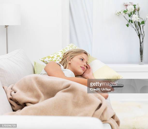 entspannte gossip girl - lying on back girl on the sofa stock-fotos und bilder