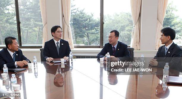 Vice-minister of South Korea's Unification Ministry Kim Nam-sik and head of South Korea's working-level delegation Chun Hae-sung talk at the Office...