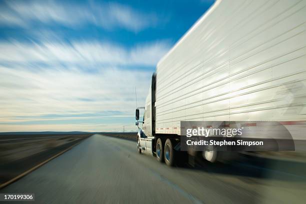 semi truck and trailer zooming down the highway - simpson desert imagens e fotografias de stock