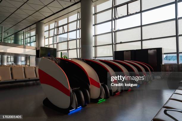 massage chairs in airport terminals - massagestuhl stock-fotos und bilder