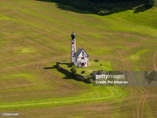 aerial view of church of st. john (chiesetta di san giovanni in ranui) in funes valley, dolomites, italy - chapel stock pictures, royalty-free photos & images