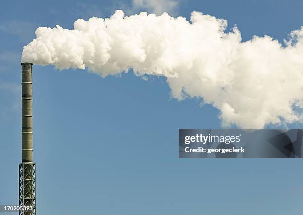 cheminée industrielle effluent - gaz à effet de serre photos et images de collection