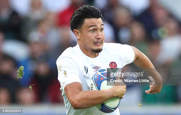 Marcus Smith of England runs with the ball during the Rugby World Cup France 2023 match between England and Chile at Stade Pierre Mauroy on September...