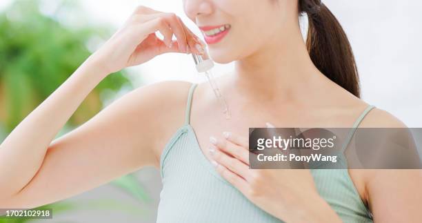 アジア人女性が鎖骨に触れる - 鎖骨 ストックフォトと画像
